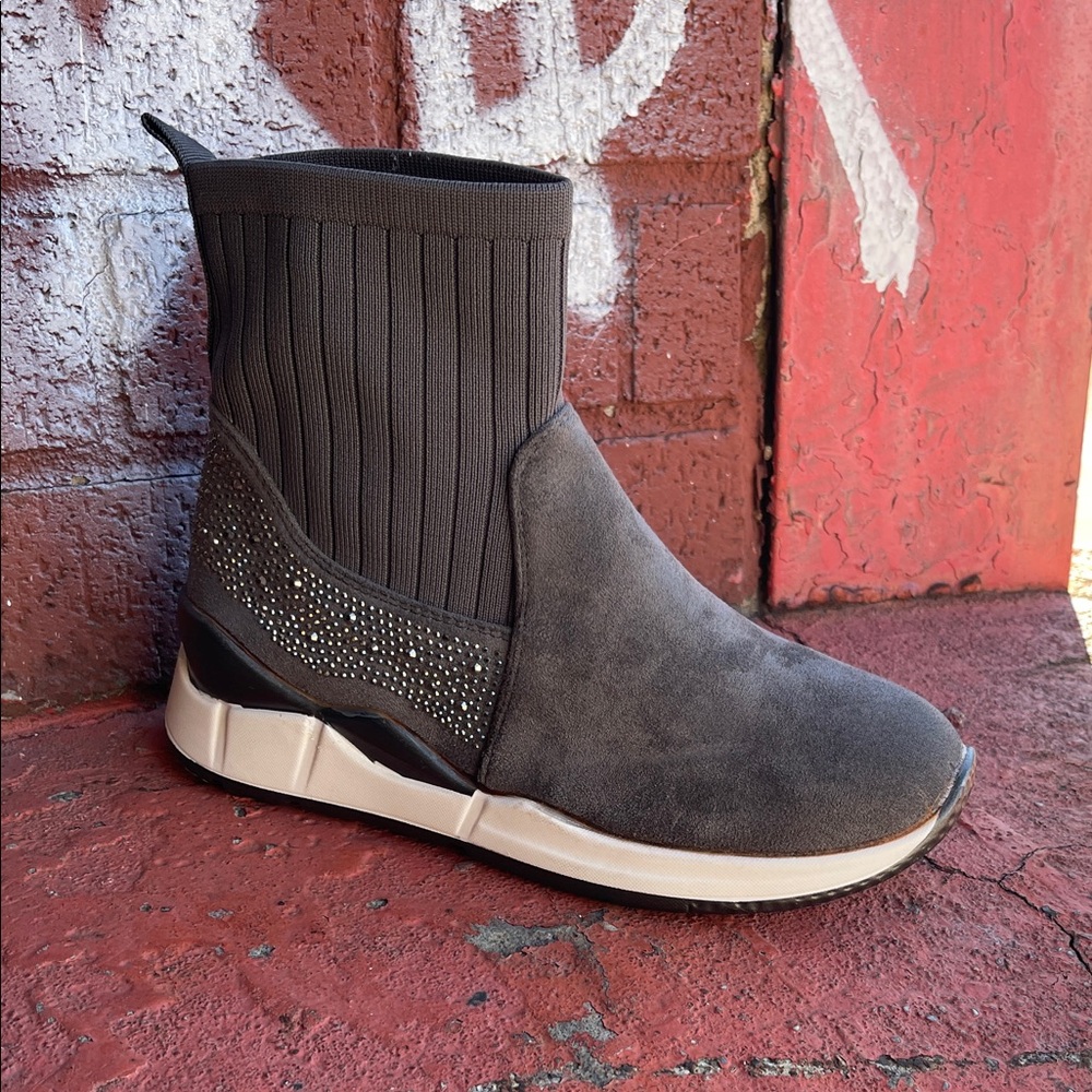 Stylish Women's Black and Brown Ankle Boots